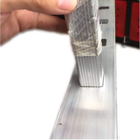 Muestras de punzonadoras de aluminio para perfiles laterales de escalera