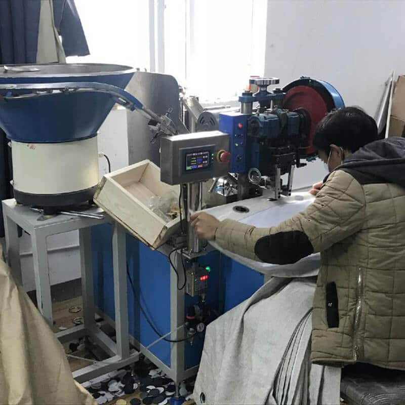 Máquina automática para colocar ojales de cortinas