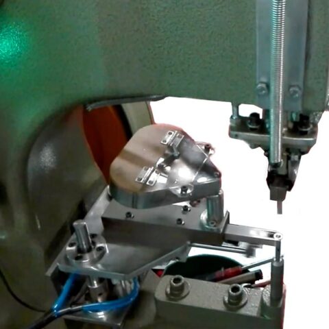 Automātiskā padeves starpliku mazgātāja ierīce