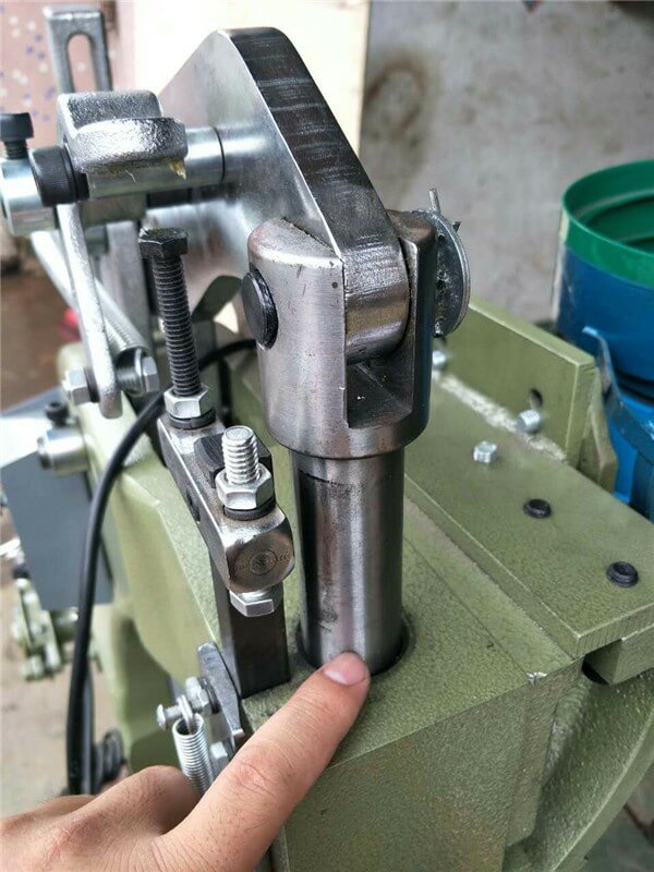 ਰਿਵੇਟਿੰਗ ਮਸ਼ੀਨ ਆਈਲੈਟਿੰਗ ਮਸ਼ੀਨ ਨੂੰ ਕਿਵੇਂ ਚਲਾਉਣਾ ਹੈ