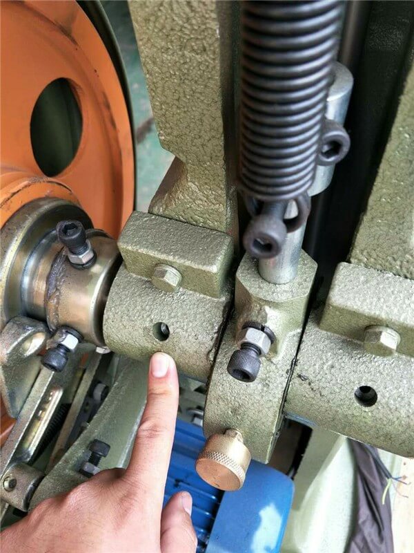 ਰਿਵੇਟਿੰਗ ਮਸ਼ੀਨ ਆਈਲੈਟਿੰਗ ਮਸ਼ੀਨ ਦੀ ਮੁਰੰਮਤ ਕਿਵੇਂ ਕਰੀਏ