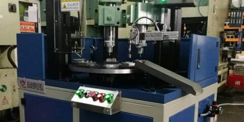 ઈન્ડેક્સીંગ પ્લેટ 4 વર્કસ્ટેશન સાથે ઓટોમેટિક હાઈડ્રોલિક રિવેટીંગ મશીન